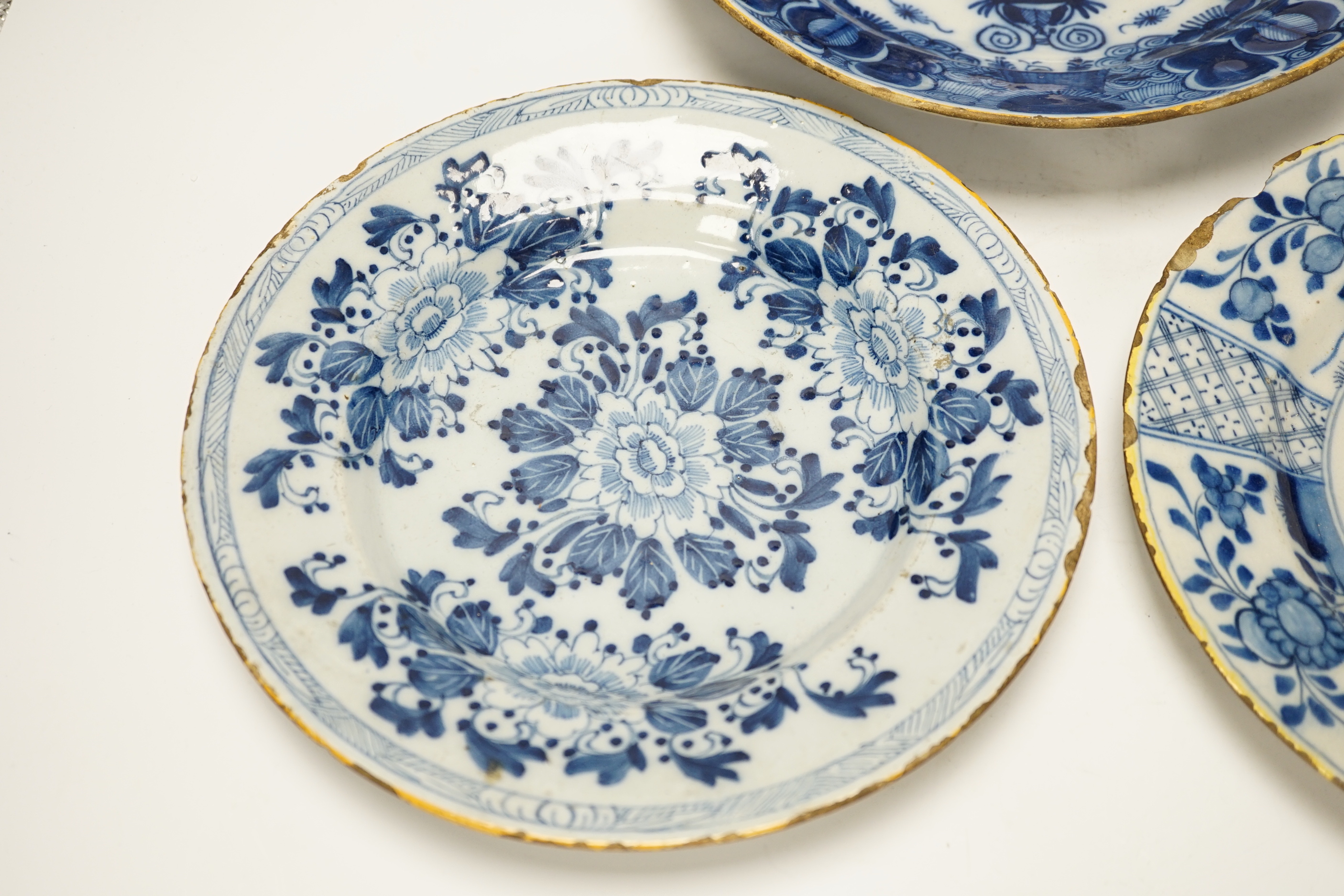 Three 18th century Delft blue and white floral dishes, 26cm in diameter